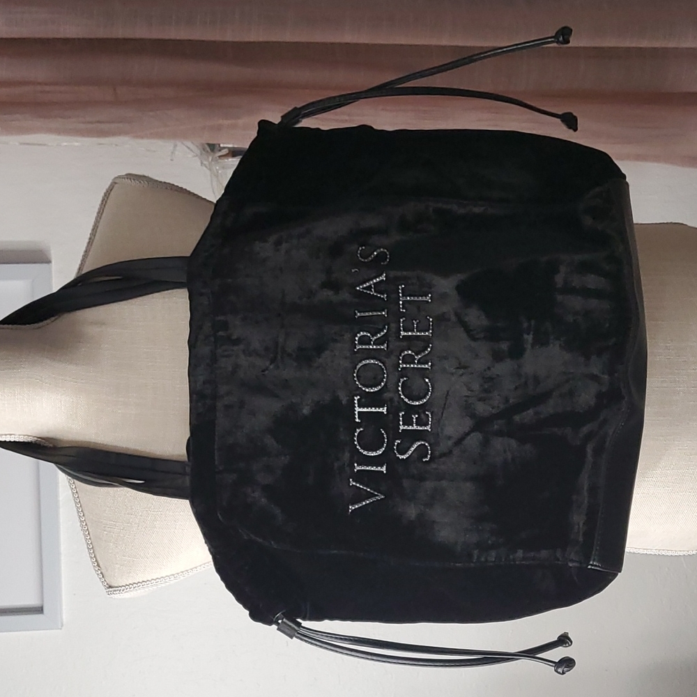 VICTORIA SECRET Bag and Sweatsuit